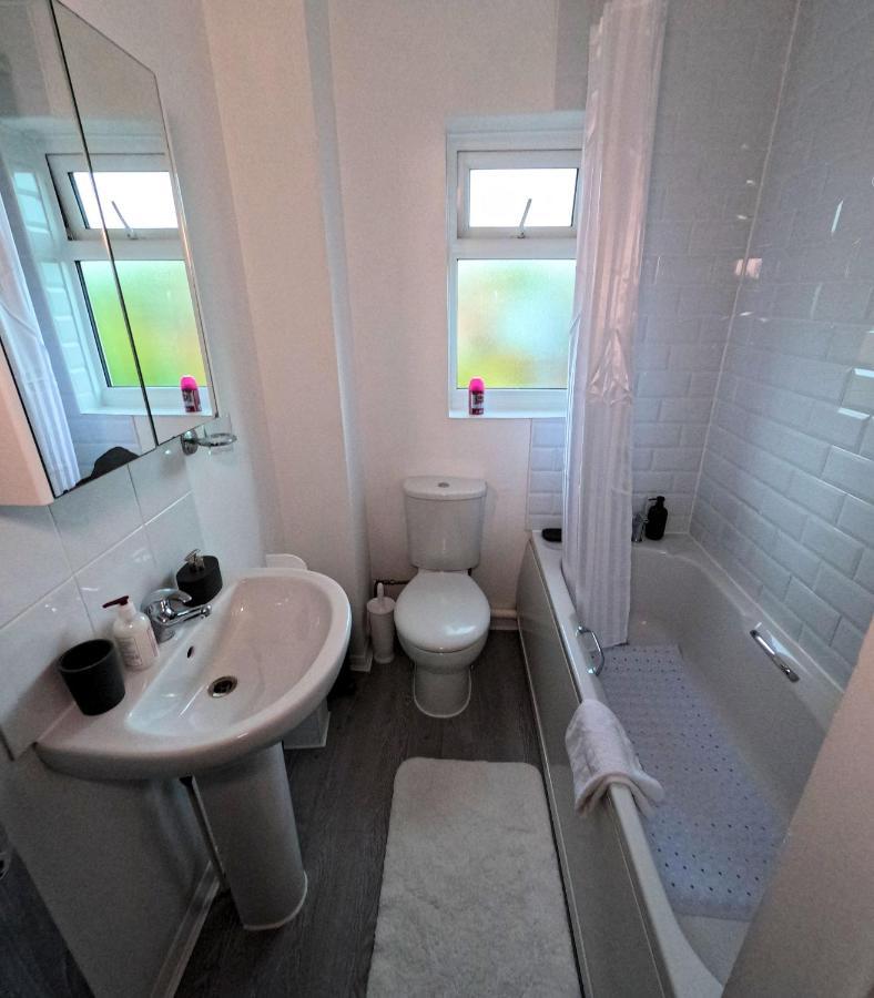 Milton Keynes Luxury Short Stay House With Wifi And Free Parking Wolverton  외부 사진