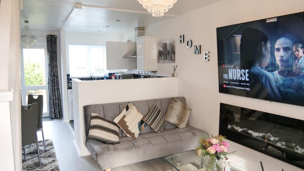 Milton Keynes Luxury Short Stay House With Wifi And Free Parking Wolverton  외부 사진