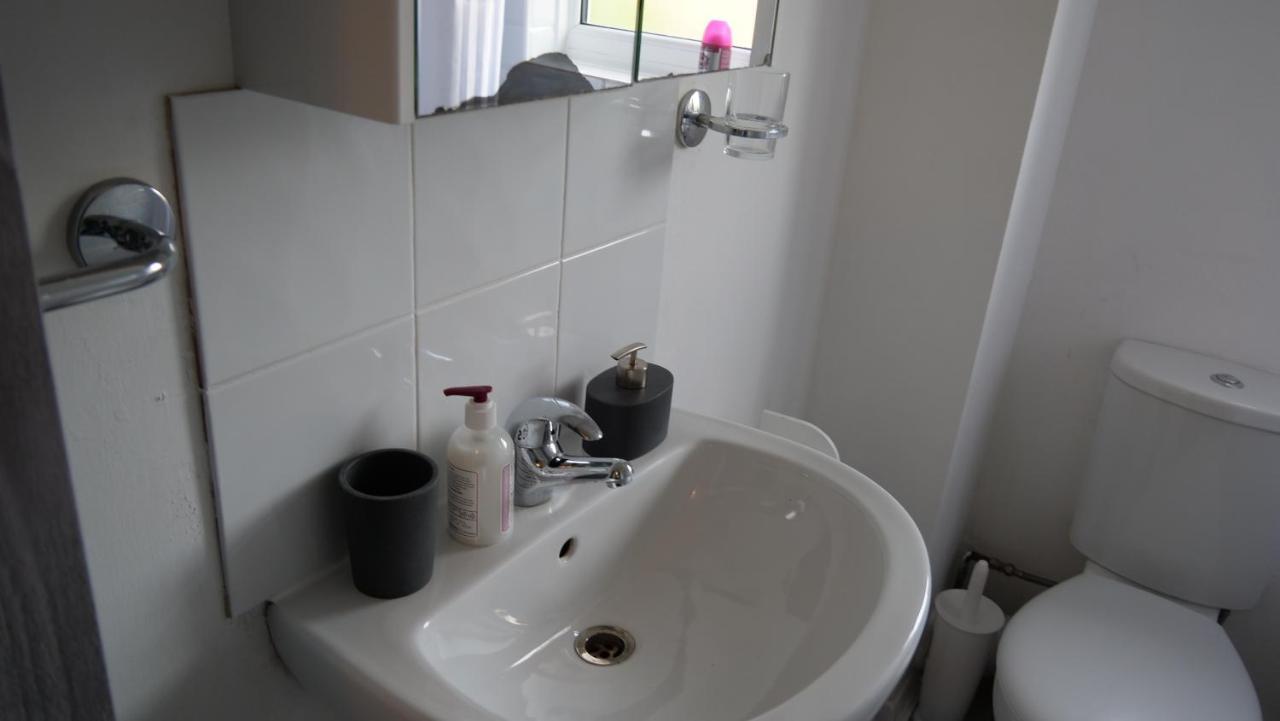 Milton Keynes Luxury Short Stay House With Wifi And Free Parking Wolverton  외부 사진